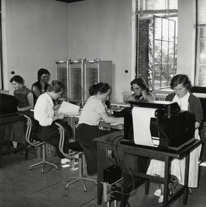 168471 Afbeelding van het Centrale Bureau van de N.S. waar langs telefonische en telegrafische weg reserveringen voor ...